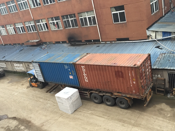 ہم بنگلہ دیش کے لیے دو کنٹینرز لوڈ کرتے ہیں، ایک۔