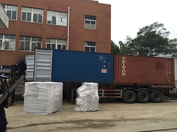 ہم بنگلہ دیش کے لیے دو کنٹینرز لوڈ کرتے ہیں۔