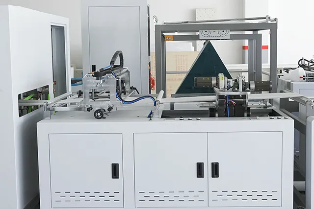 E700-Ultra-Bag-making-indentation-and-hot-triangle-part-4